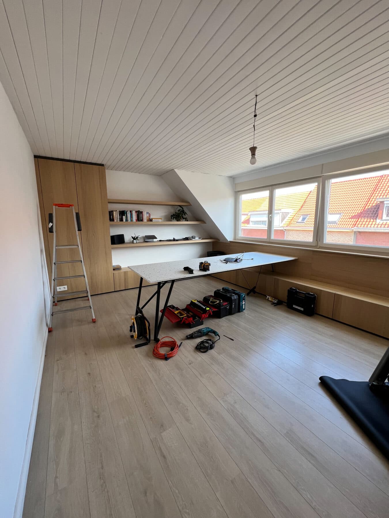 Holzpaneeldecke renovieren oder erneuern: streichen oder überspannen?