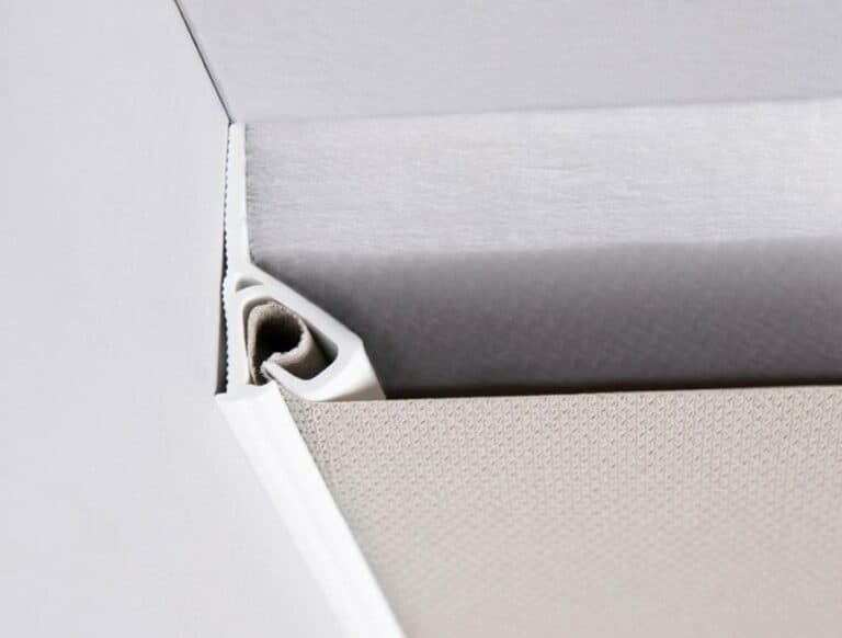 Makellose weiße Spanndecke in einem fertigen Interieur